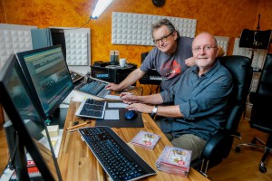 24.09.2014 Dortmund Kurl - CD die Kuh Karatscha u andere LIeder fuer den Kindergarten - Martin Hoerster (groessere) u Klaus Neuahaus (mit T Shirt) Dortmunder Liedermacher mit ihrem neusten Werk - Fotos im Studio - Kinderlieder - Musik fuer Kinder -                                                            Copyright Stephan Schuetze -