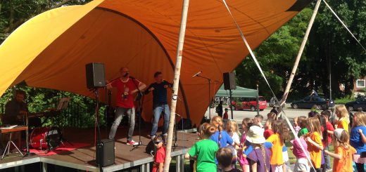 Suli Puschban und Matthias Meyer-Göllner beim "Vampir Karate" bei der Kieler Kinderliederwoche 2016