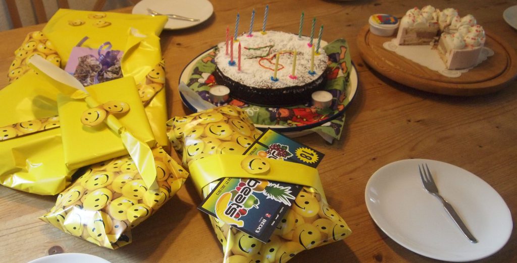 Kuchen, Geschenke, Kerzen und natürlich Geburtstagslieder dürfen auf keiner Geburtstagsfeier fehlen