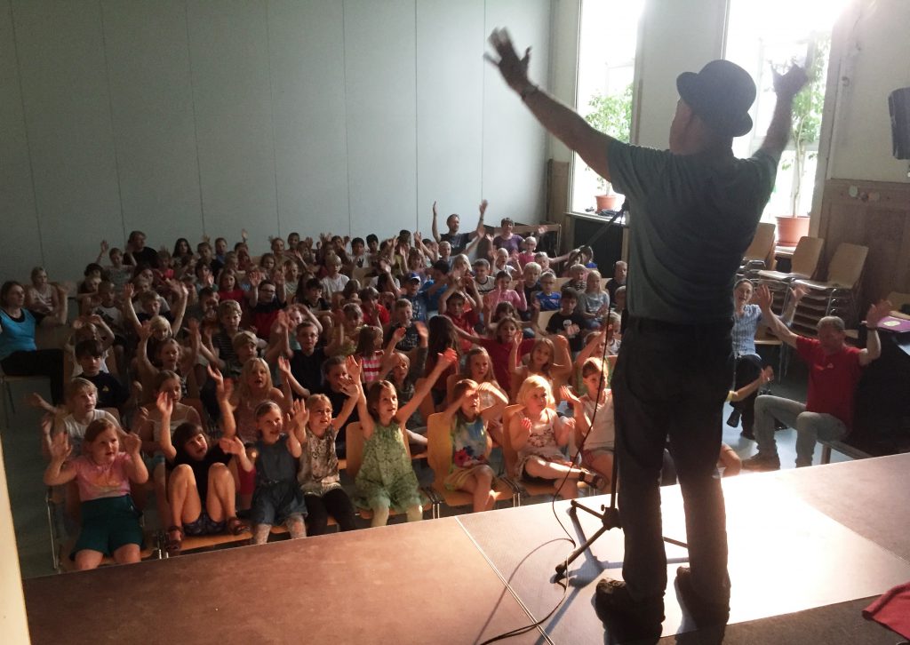 Magic Moment with the Melonman: Robert Metcalf in der Christlichen Schule Kiel