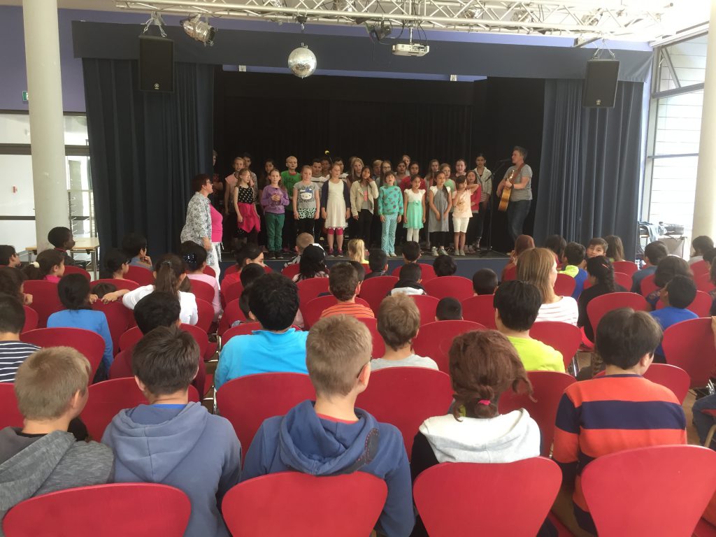Suli Puschban probt mit dem Chor in der Kieler Fröbelschule