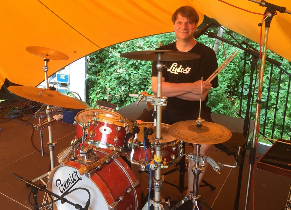 Müllpiraten Schlagzeuger Dirk Zühlsdorff wünscht sich die Regenwolken weg
