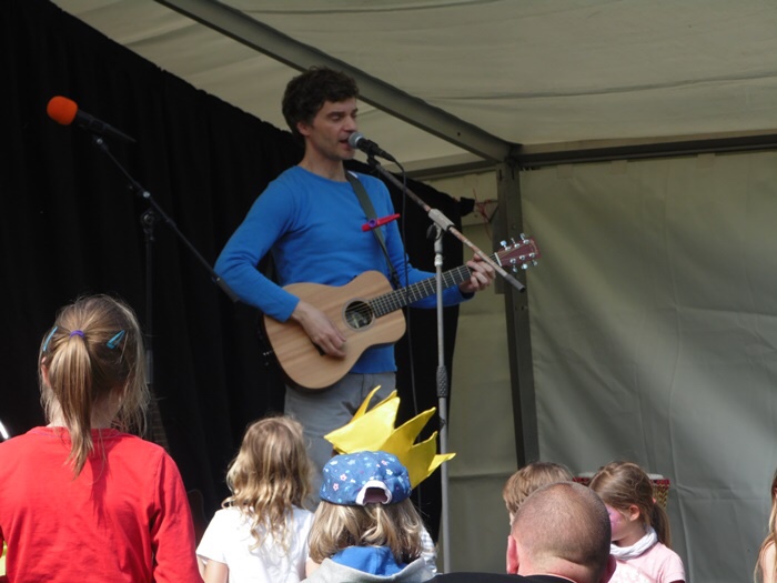 Kristian Ruffert - Mit Krone und Hund - auf dem Kindermusikfestival in Wangerooge 2016