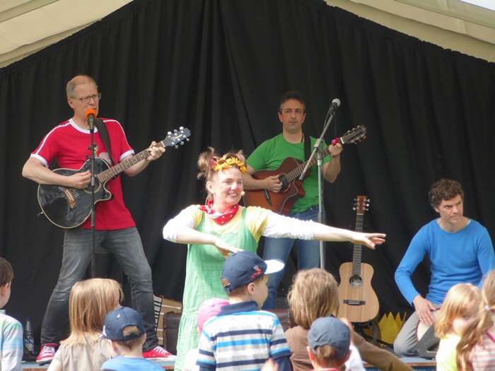 Matthias Meyer-Göllner, Kristian Ruffert und Astrid Hauke alias Lieselotte Quetschkommode auf dem Kindermusikfestival in Wangerooge 2016