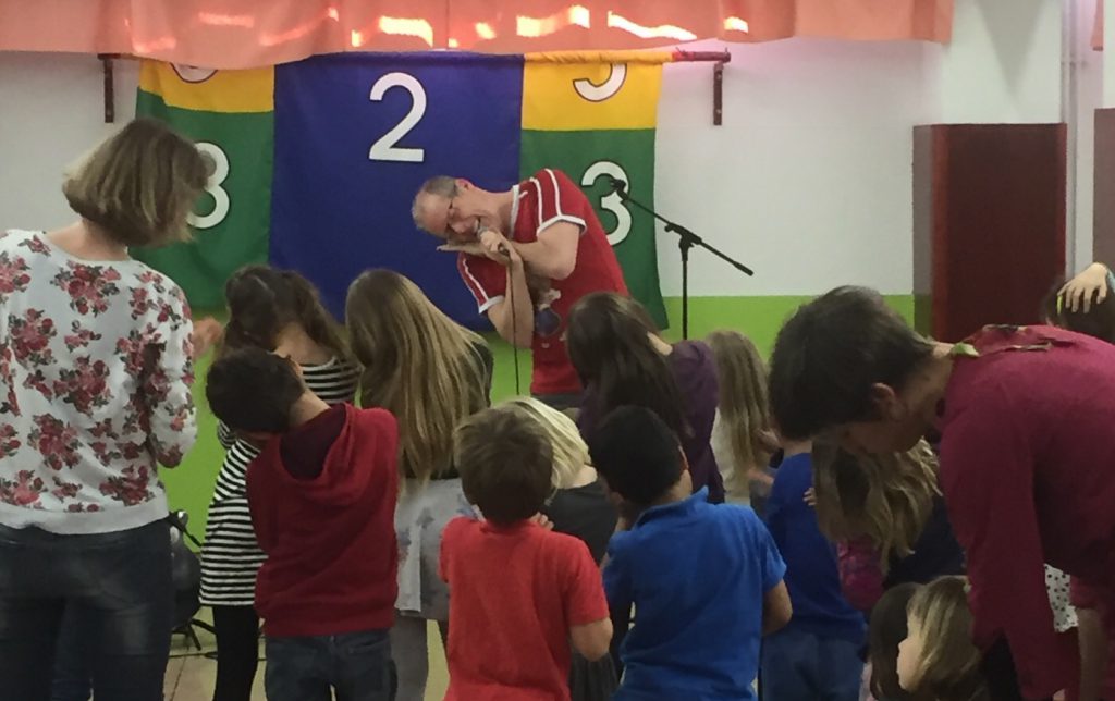 "Der Weg, das Potenzial der Kinder in der Musik zu nutzen, geht über Instrumente", weiß Kinderliedermacher Meyer-Göllner.