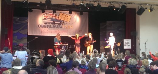 Die künstlerische Leiterin Beate Tarrach alias Liederliesel eröffnet am 4.2.2017 das Abschlusskonzert in Bautzen vor ausverkauftem Haus.