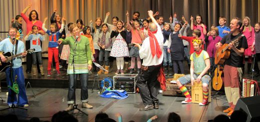Viel Spaß bei der Gala des Kinderliederfestivals in Mönchengladbach: Doch inwiefern können Kinderlieder die Entwicklung von Kindern beeinflussen?