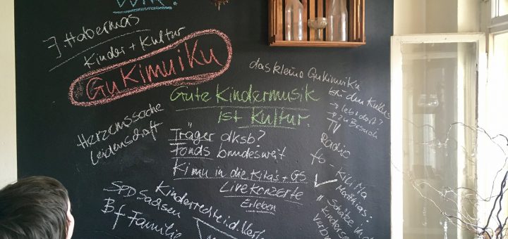 Brainstorming an der Küchenwand für das Projekt "GuKiMuiKu - Gute Kindermusik ist Kultur"