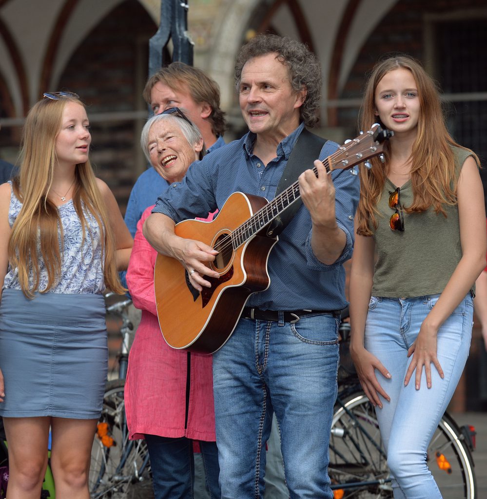 Nicolas und David Jehn singen gemeinsam mit Bremer Bürgern ihre Lieder für das Projekt "Bremen so frei" (Foto: Michael Bahlo)