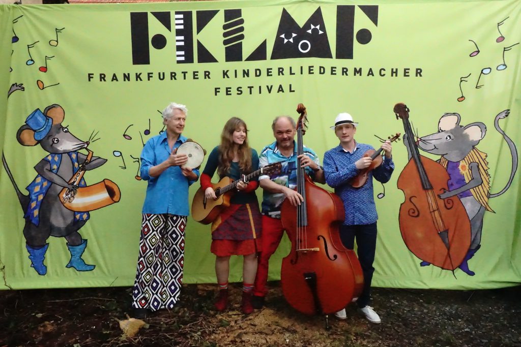 Rolf Grillo, Beate Lambert, Ferri (Georg Feils) und Toni Geiling beim 14. Frankfurter Kinderliedermacherfestival