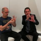 Matthias Meyer-Göllner und Wolfgang Hering üben Fingerspiele auf der Didacta 2018