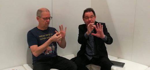 Matthias Meyer-Göllner und Wolfgang Hering üben Fingerspiele auf der Didacta 2018