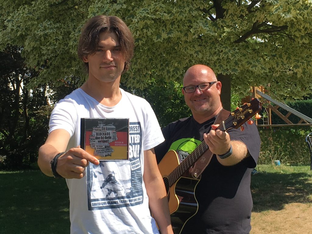 Sven Kreinberg und Sebastian Dold von KrAWAllo präsentieren ihre neue CD "Mitten in Deutschland"