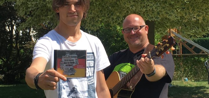 Sven Kreinberg und Sebastian Dold von KrAWAllo präsentieren ihre neue CD "Mitten in Deutschland"